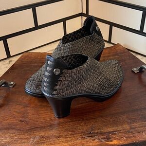 bernie mev. Black and metallic Textured Mules